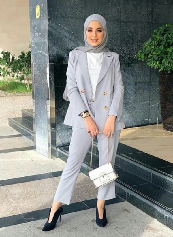 Setelan blazer dan celana panjang dengan warna netral